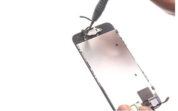 Теперь снятую термопластину и кнопку HOME необходимо установить на новый дисплей iPhone 5S.