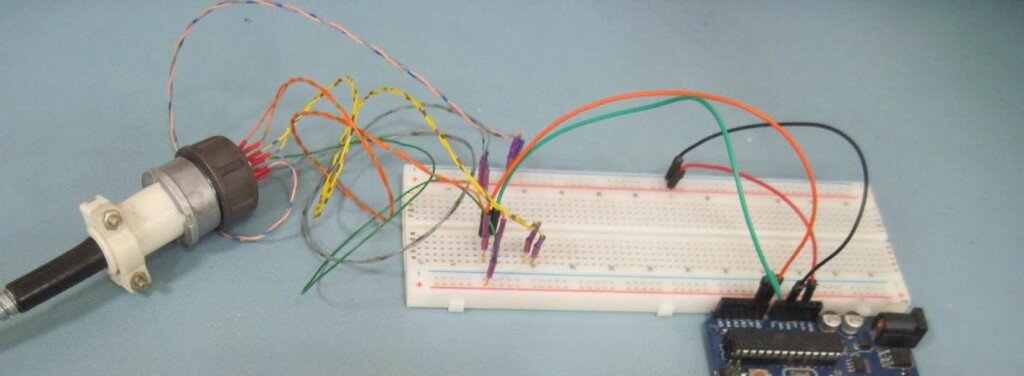 Преобразователь TGM01 подключенный к компьютеру через контроллер Arduino UNO и USB канал.