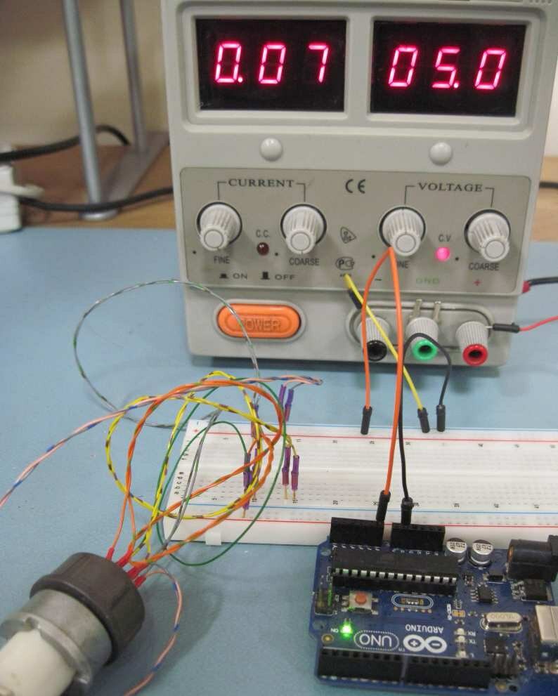 Питание преобразователя линейных перемещений от блока HY3003. Вход 10- разрядного АЦП 0 контроллера Arduino подключен к линии питания преобразователя. "Земли" контроллера и блока питания объединены.